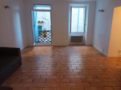 Appartement dans maison de village 2/3 pices A VENDRE - TOURRETTES - 74 m2 - 169500€